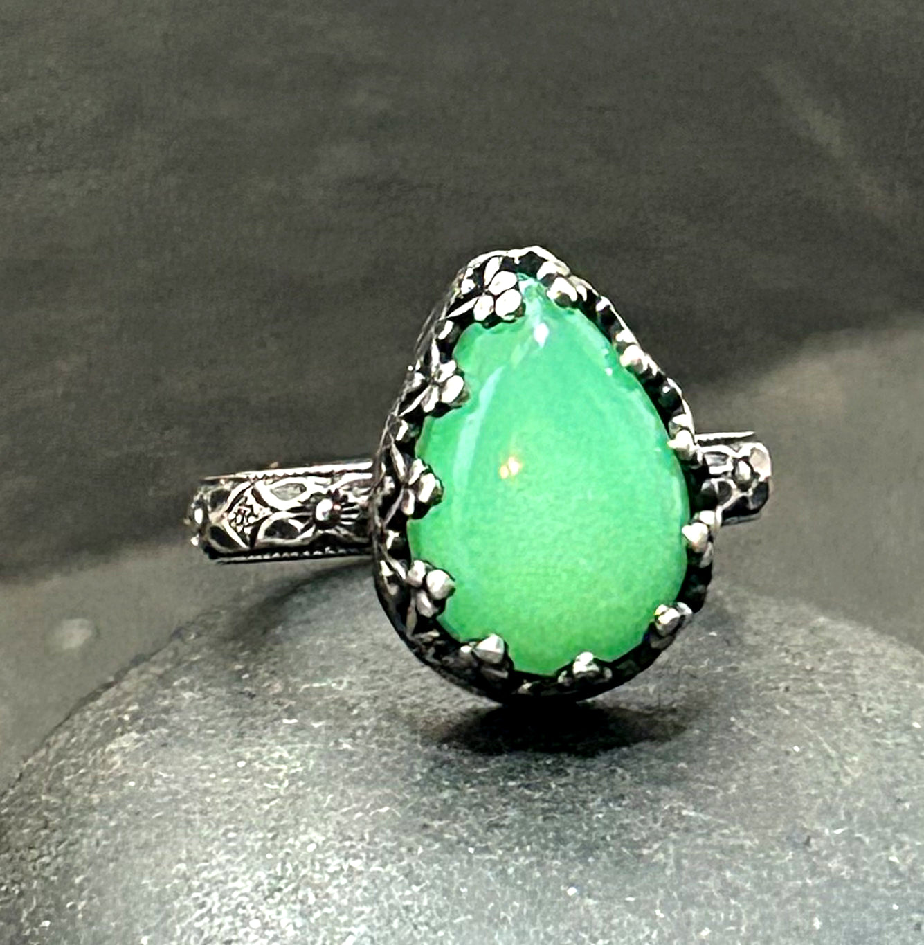 Teardrop Chrysoprase Ring in Sterling Silver – Heart Filigree Bezel & Floral Band