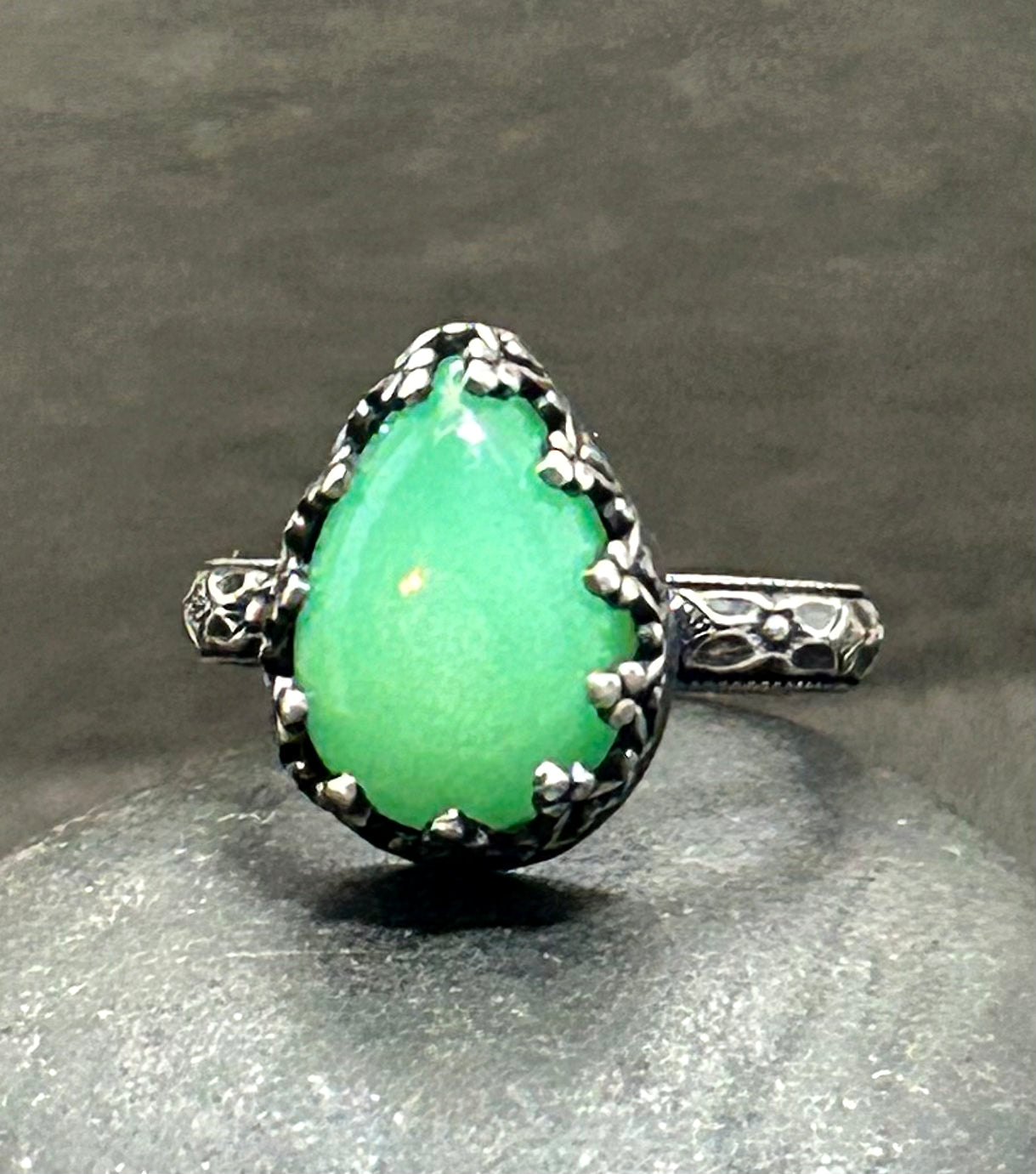 Teardrop Chrysoprase Ring in Sterling Silver – Heart Filigree Bezel & Floral Band