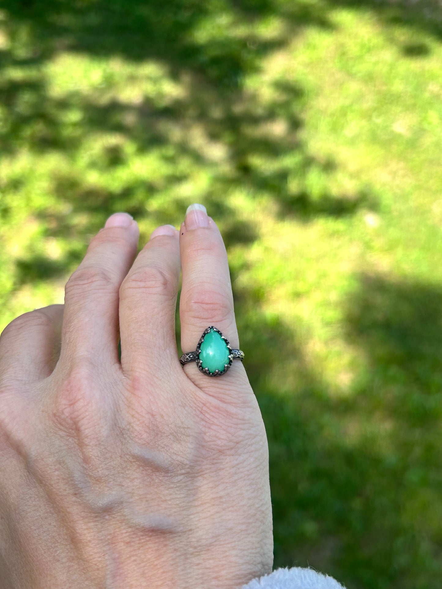 Teardrop Chrysoprase Ring in Sterling Silver – Heart Filigree Bezel & Floral Band