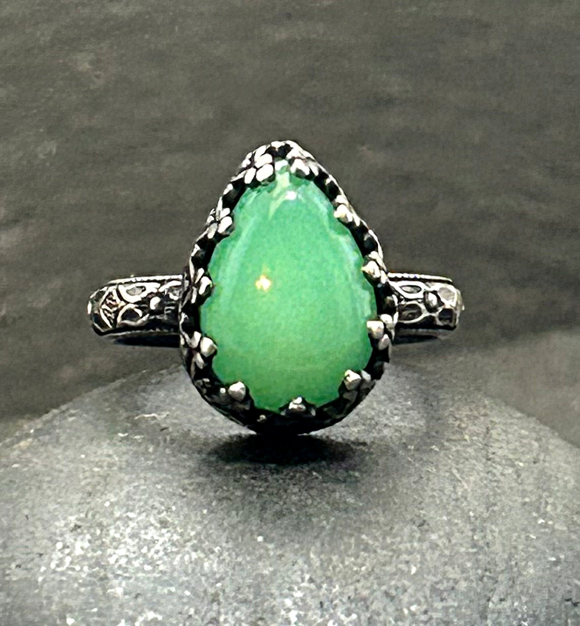 Teardrop Chrysoprase Ring in Sterling Silver – Heart Filigree Bezel & Floral Band