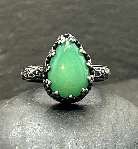 Teardrop Chrysoprase Ring in Sterling Silver – Heart Filigree Bezel & Floral Band